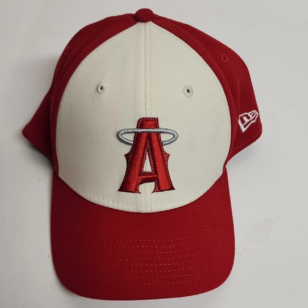 Red and White Angels New Era large/XLarge 39Thirty Baseball Cap